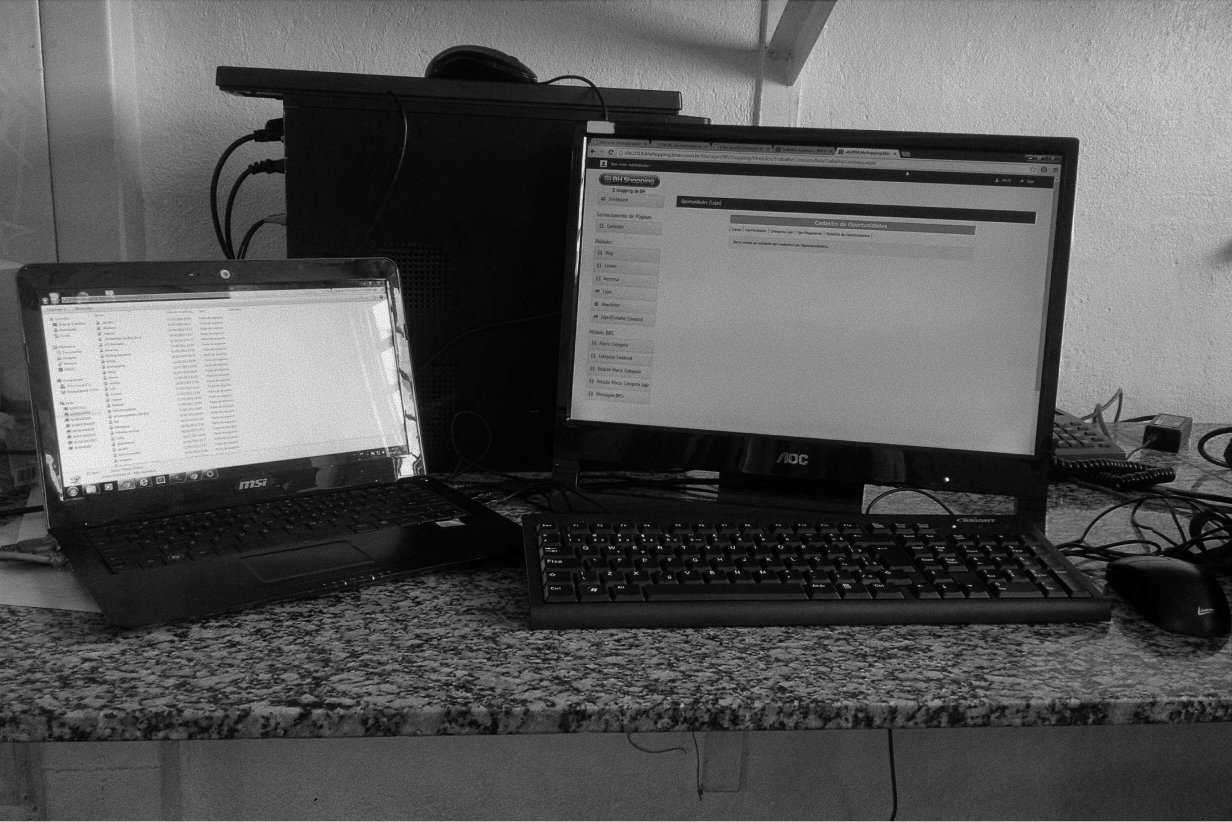 Estação de trabalho com um netbook e tela auxiliar