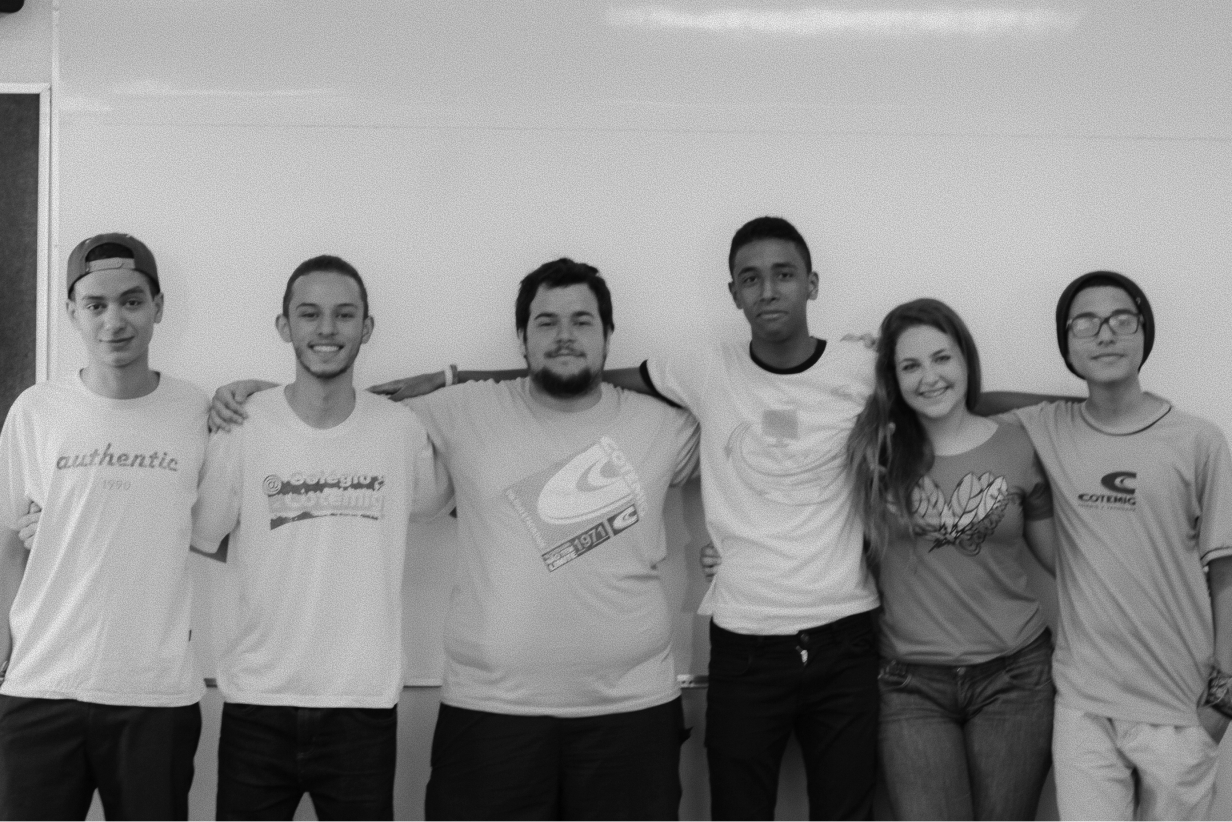 Eu com 17 anos junto com meu grupo de TCC no Cotemig